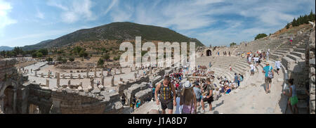 Efeso, Turchia - 14 Settembre: i turisti stanno visitando antico Teatro Odeon il 14 settembre 2012, in Efeso in Turchia. Le rovine di Efeso sono un Foto Stock