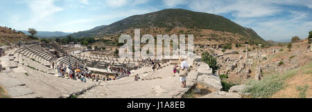 Efeso, Turchia - 14 Settembre: i turisti stanno visitando antico Teatro Odeon il 14 settembre 2012, in Efeso in Turchia. Le rovine di Efeso sono un Foto Stock