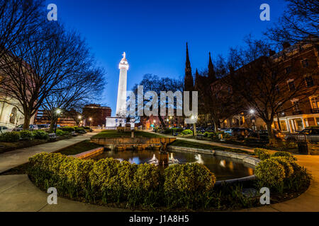 La riflessione del Monumento di Washington dallo stagno in Mount Vernon Baltimore, Maryland di notte Foto Stock