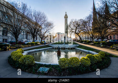 La riflessione del Monumento di Washington dallo stagno in Mount Vernon Baltimore, Maryland Foto Stock