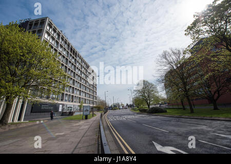 Paesaggio urbano vista di Wolverhampton University Art School in calcestruzzo brutalist architettura e la strada di circonvallazione in un giorno di primavera Foto Stock