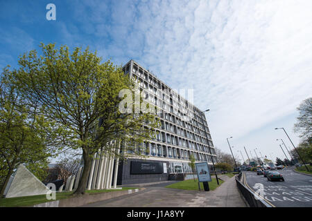 Paesaggio urbano vista di Wolverhampton University Art School in calcestruzzo brutalist architettura e la strada di circonvallazione in un giorno di primavera Foto Stock