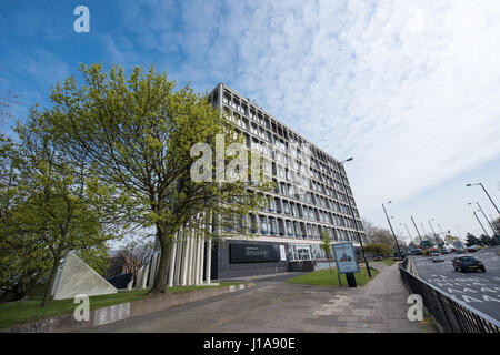 Paesaggio urbano vista di Wolverhampton University Art School in calcestruzzo brutalist architettura e la strada di circonvallazione in un giorno di primavera Foto Stock