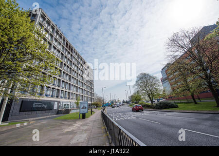 Paesaggio urbano vista di Wolverhampton University Art School in calcestruzzo brutalist architettura e la strada di circonvallazione in un giorno di primavera Foto Stock