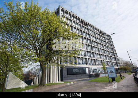 Paesaggio urbano vista di Wolverhampton University Art School in calcestruzzo brutalist architettura e la strada di circonvallazione in un giorno di primavera Foto Stock