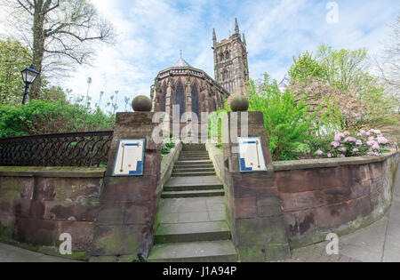 Ampio angolo di visione su una giornata di primavera di San Pietro Chiesa Collegiata di Wolverhampton con il consiglio della città ha uffici in background con il blu del cielo. Foto Stock