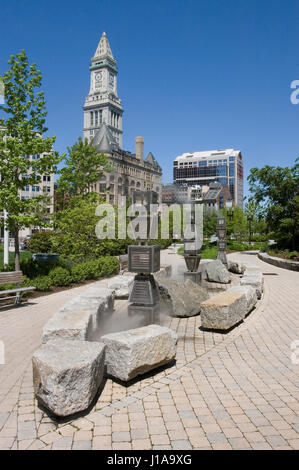 Boston, Massachusetts (USA)- lungo la Rose Kennedy Greenway. La scultura è un generatore di nebbia - chiamato Porto nebbia Foto Stock