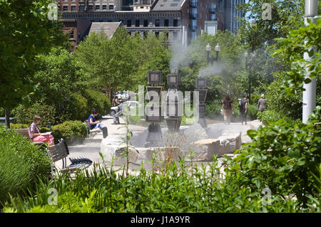 Lungo la Rose Kennedy Greenway - il porto di scultura di nebbia, Boston, Massachusetts, STATI UNITI D'AMERICA Foto Stock