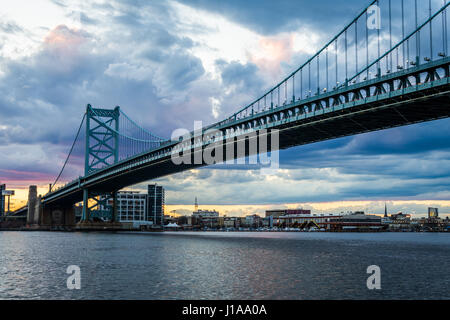 Sunset skyline di Philadelphia in Pennsylvania da camden new jersey con Benjamin Franklin bridge Foto Stock