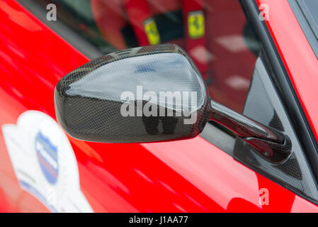 Ala in fibra di carbonio specchio dettaglio del Ferrari Challenge Stradale Foto Stock