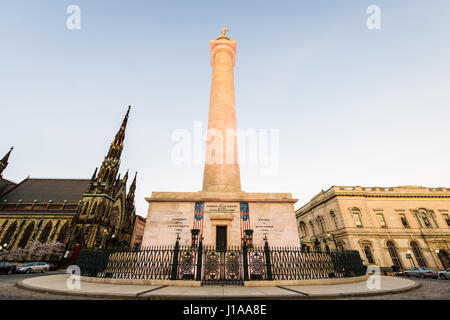 Il Monumento a Washington a Mount Vernon, Baltimore, Maryland durante la primavera Foto Stock