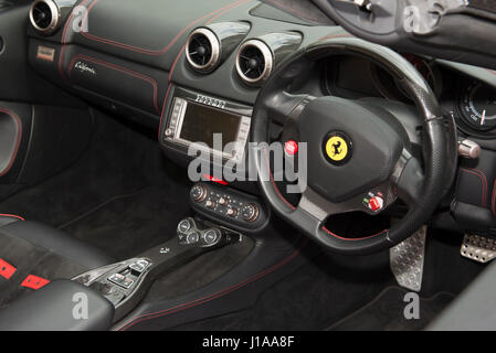 Vista interna della Ferrari California lusso italiano sportscar Foto Stock