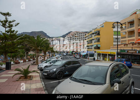 Vista di Av. Maritima con appartamenti Seguro de Sol e hotel Playa de la Arena in Puerto de Santiago nel giorno nuvoloso, isola di Tenerife, Isole Canarie Foto Stock