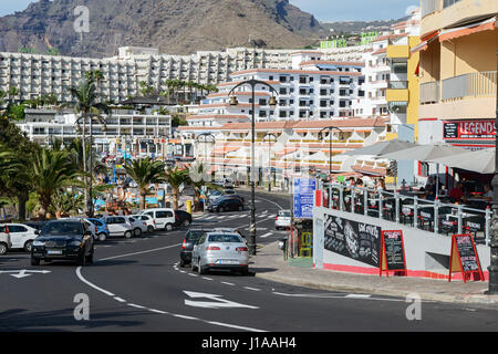 Vista di Av. Maritima con appartamenti Seguro de Sol e hotel Playa de la Arena in Puerto de Santiago, isola di Tenerife, Isole Canarie, Spagna. Foto Stock