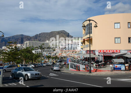 Vista di Av. Maritima con appartamenti Seguro de Sol e hotel Playa de la Arena in Puerto de Santiago, isola di Tenerife, Isole Canarie, Spagna. Foto Stock