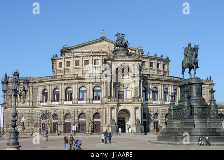 Vista della facciata principale di Stato Sassone Opera di Dresda (Semperoper) e Re Johann monumento sulla piazza del teatro, Dresda, Sassonia, Germania. Foto Stock