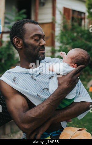 Padre con figlio Bambino fra le braccia Foto Stock