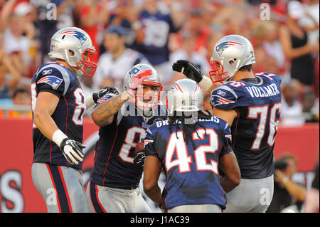 Agosto 18, 2011 - Tampa, Fla, USA - New England Patriots manualmente l'estremità Aaron Hernandez (81) celebra un touchdown con i suoi compagni di squadra durante il gioco picchietti contro theTampa Bay Buccaneers presso Raymond James Stadium su agosto 18, 2011 a Tampa, Florida....Â©2011 Scott A. Miller (credito Immagine: © Scott A. Miller via ZUMA filo) Foto Stock