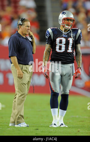 Agosto 18, 2011 - Tampa, Fla, USA - New England Patriots head coach Bill Belichick e serrati fine Aaron Hernandez (81) durante i picchietti partita contro il Tampa Bay Buccaneers presso Raymond James Stadium su agosto 18, 2011 a Tampa, Florida..Â©2011 Scott A. Miller. (Credito Immagine: © Scott A. Miller via ZUMA filo) Foto Stock