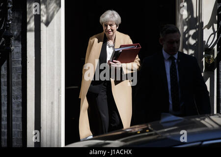 Londra, Regno Unito. Xix Apr, 2017. Il Primo Ministro inglese Theresa Maggio lascia 10 di Downing Street per il primo ministro di domande a Londra, in Gran Bretagna il 19 aprile 2017. Credito: Tim Irlanda/Xinhua/Alamy Live News Foto Stock