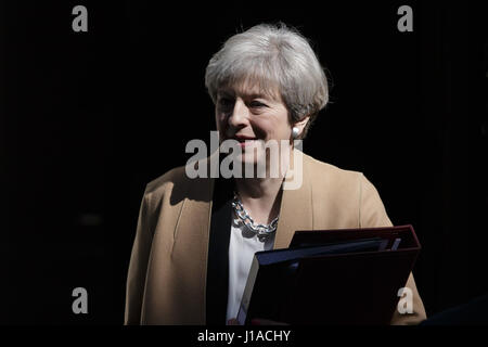 Londra, Regno Unito. Xix Apr, 2017. Il Primo Ministro inglese Theresa Maggio lascia 10 di Downing Street per il primo ministro di domande a Londra, in Gran Bretagna il 19 aprile 2017. Credito: Tim Irlanda/Xinhua/Alamy Live News Foto Stock