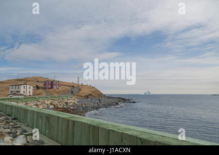 Aprile 14th, 2017 un ampio angolo di visione di Ferryland con un iceberg a terra nella baia di credito: Gerry Whelan/Alamy Live News Foto Stock