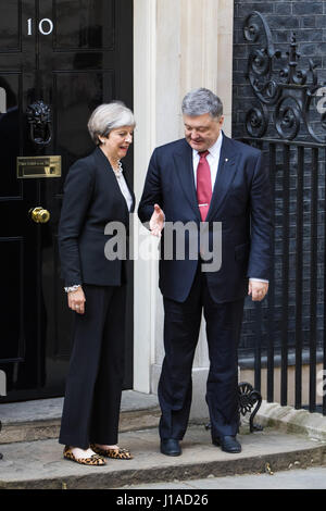 Londra, Regno Unito. Xix Apr, 2017. Londra, 19 aprile 2017. Il Primo Ministro inglese Theresa Maggio accoglie il Presidente ucraino Petro Poroshenko a 10 Downing Street come egli esorta l'Occidente a mantenere le sanzioni contro la Russia Credito: Paolo Davey/Alamy Live News Foto Stock