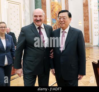 Minsk, Bielorussia. Xviii Apr, 2017. Zhang Dejiang, presidente del comitato permanente per la Cina del congresso nazionale del popolo (ANP), si incontra con il Presidente bielorusso Alexander Lukashenko a Minsk, Bielorussia, 18 aprile 2017. Zhang ha pagato un avviamento ufficiale visita alla Bielorussia su aprile 16-18. Credito: Liu Weibing/Xinhua/Alamy Live News Foto Stock