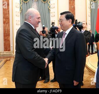 Minsk, Bielorussia. Xviii Apr, 2017. Zhang Dejiang, presidente del comitato permanente per la Cina del congresso nazionale del popolo (ANP), si incontra con il Presidente bielorusso Alexander Lukashenko a Minsk, Bielorussia, 18 aprile 2017. Zhang ha pagato un avviamento ufficiale visita alla Bielorussia su aprile 16-18. Credito: Liu Weibing/Xinhua/Alamy Live News Foto Stock