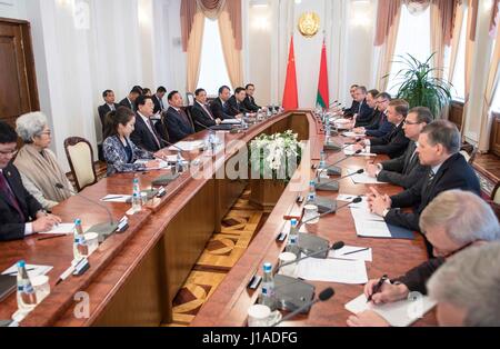 Minsk, Bielorussia. Xviii Apr, 2017. Zhang Dejiang, presidente del comitato permanente per la Cina del congresso nazionale del popolo (ANP), incontra bielorusso il Primo Ministro Andrei Kobyakov a Minsk, Bielorussia, 18 aprile 2017. Zhang ha pagato un avviamento ufficiale visita alla Bielorussia su aprile 16-18. Credito: Li Tao/Xinhua/Alamy Live News Foto Stock