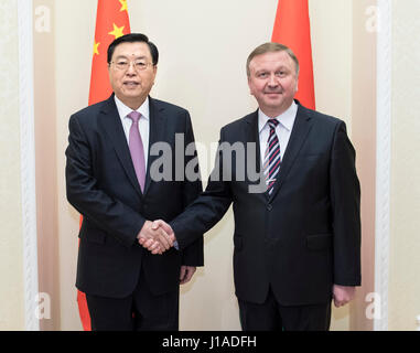 Minsk, Bielorussia. Xviii Apr, 2017. Zhang Dejiang, presidente del comitato permanente per la Cina del congresso nazionale del popolo (ANP), incontra bielorusso il Primo Ministro Andrei Kobyakov a Minsk, Bielorussia, 18 aprile 2017. Zhang ha pagato un avviamento ufficiale visita alla Bielorussia su aprile 16-18. Credito: Li Tao/Xinhua/Alamy Live News Foto Stock