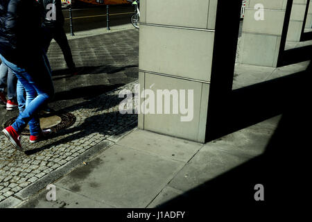 Berlino, Germania. Xix Apr, 2017. Il sole la colata di luce e ombre a Berlino, Germania, 19 aprile 2017. Foto: Maurizio Gambarini/dpa/Alamy Live News Foto Stock