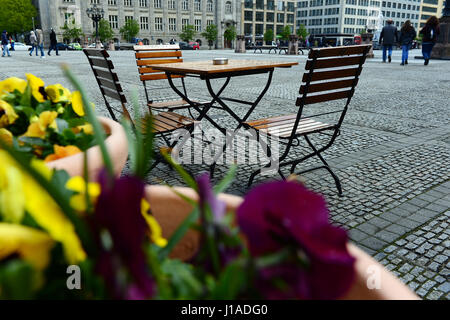 Berlino, Germania. Xix Apr, 2017. Un vuoto che la caffetteria tabella sotto una pioggerellina al Gendarmenmarkt a Berlino, Germania, 19 aprile 2017. Foto: Maurizio Gambarini/dpa/Alamy Live News Foto Stock