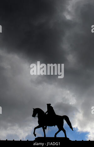 Berlino, Germania. Xix Apr, 2017. Nuvole scure appendere sopra la statua equestre di Federico il Grande a Berlino, Germania, 19 aprile 2017. Foto: Maurizio Gambarini/dpa/Alamy Live News Foto Stock