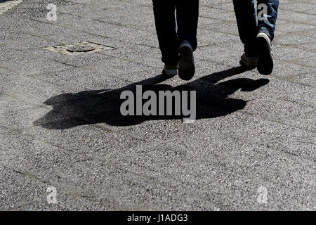 Berlino, Germania. Xix Apr, 2017. Il sole la colata di luce e ombre a Berlino, Germania, 19 aprile 2017. Foto: Maurizio Gambarini/dpa/Alamy Live News Foto Stock