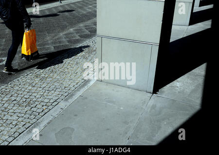 Berlino, Germania. Xix Apr, 2017. Il sole la colata di luce e ombre a Berlino, Germania, 19 aprile 2017. Foto: Maurizio Gambarini/dpa/Alamy Live News Foto Stock