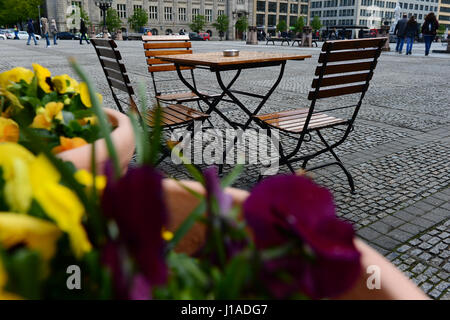 Berlino, Germania. Xix Apr, 2017. Un vuoto che la caffetteria tabella sotto una pioggerellina al Gendarmenmarkt a Berlino, Germania, 19 aprile 2017. Foto: Maurizio Gambarini/dpa/Alamy Live News Foto Stock