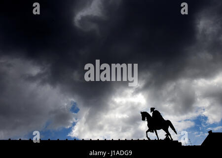 Berlino, Germania. Xix Apr, 2017. Nuvole scure appendere sopra la statua equestre di Federico il Grande a Berlino, Germania, 19 aprile 2017. Foto: Maurizio Gambarini/dpa/Alamy Live News Foto Stock