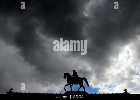 Berlino, Germania. Xix Apr, 2017. Nuvole scure appendere sopra la statua equestre di Federico il Grande a Berlino, Germania, 19 aprile 2017. Foto: Maurizio Gambarini/dpa/Alamy Live News Foto Stock