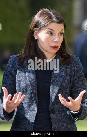 Londra, Regno Unito. 19 Aprile, 2017. Sarah Olney, il gruppo del Partito europeo dei liberali democratici MP per Richmond, viene intervistato su College Green in seguito alla House of Commons votare a favore di una elezione generale. Credito: Mark Kerrison/Alamy Live News Foto Stock