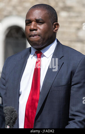 Londra, Regno Unito. 19 Aprile, 2017. David Lammy, manodopera MP per Tottenham, viene intervistato su College Green in seguito alla House of Commons votare a favore di una elezione generale. Credito: Mark Kerrison/Alamy Live News Foto Stock