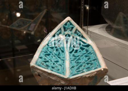 Mayfair,UK,19 Aprile 2017.Foto chiamata per Bonhams indiano islamico e la vendita ha avuto luogo nel nuovo Bond Street,Londra. Un Timurid stampato nicchia di ceramiche ile(muqarna) Persia xiv secolo©Keith Larby/Alamy Live News Foto Stock