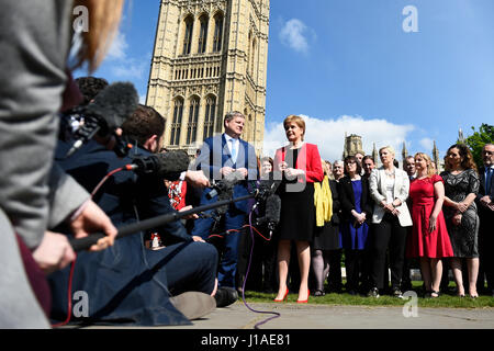 Londra, Regno Unito. Xix Apr, 2017. Partito nazionale scozzese (SNP) leader scozzese e primo ministro Nicola storione (R, anteriore) parla al di fuori della sede del Parlamento con il vice leader SNP Angus Robertson in Londra, UK, 19 aprile 2017. I membri del Parlamento nella Camera dei Comuni britannica ha dato il proprio appoggio mercoledì al primo ministro Theresa Maggio la chiamata per un attimo elezioni generali del 8 giugno. Credito: Tim Irlanda/Xinhua/Alamy Live News Foto Stock