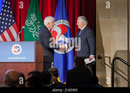 Washington, Stati Uniti d'America. 19 Aprile, 2017. Il Segretario di Stato americano, Rex Tillerson, parla a noi-Arabia Saudita CEO di vertice. Credito: B Christopher/Alamy Live News Foto Stock