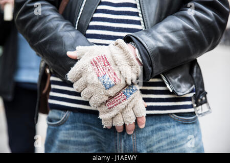 Londra, Regno Unito. Xix Apr, 2017. Un uomo è in ascolto per i discorsi alla protesta contro Trump's politiche sul xix di aprile, 2017 presso l'ambasciata USA, Grosvenor Square, Londra Credito: Anja Riedmann/Alamy Live News Foto Stock