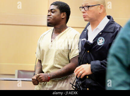 Fort Lauderdale, FL, Stati Uniti d'America. Xix Apr, 2017. Il rapper nero Kodak al Broward County Courthouse in Fort Lauderdale per la sua ultima violazione di libertà vigilata audizione. Carline Jean/fotografo personale di credito: Sun-Sentinel/ZUMA filo/Alamy Live News Foto Stock