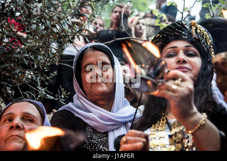 Minoranza perseguitata gruppo yazidis celebrare Sere Sal, o Yazidi Nuovo Anno con lampade a olio e ululation in Lalish, Kurdistan iracheno. Una grande folla nei cortili del tempio. 18 Aprile 2017 Foto Stock