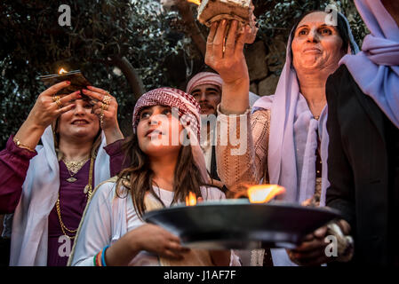 Minoranza perseguitata gruppo yazidis celebrare Sere Sal, o Yazidi Nuovo Anno con lampade a olio e ululation in Lalish, Kurdistan iracheno. Una grande folla nei cortili del tempio. 18 Aprile 2017 Foto Stock