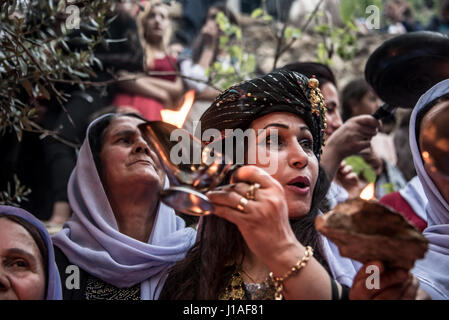 Minoranza perseguitata gruppo yazidis celebrare Sere Sal, o Yazidi Nuovo Anno con lampade a olio e ululation in Lalish, Kurdistan iracheno. Una grande folla nei cortili del tempio. 18 Aprile 2017 Foto Stock