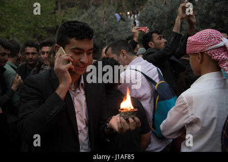 Minoranza perseguitata gruppo yazidis celebrare Sere Sal, o Yazidi Nuovo Anno con lampade a olio e ululation in Lalish, Kurdistan iracheno. Una grande folla nei cortili del tempio. 18 Aprile 2017 Foto Stock